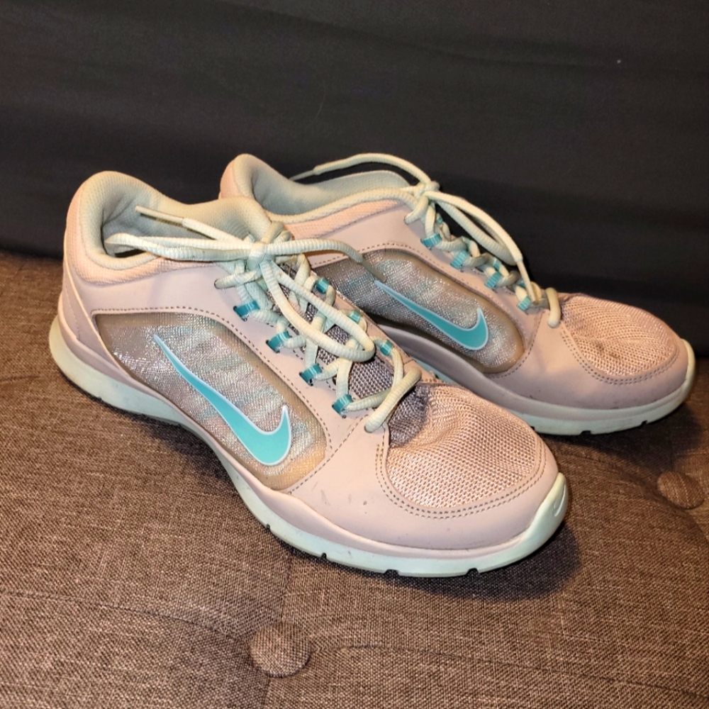 EUC NIKE Athletic Shoes in Light  Gray and Teal. Excellent Condition